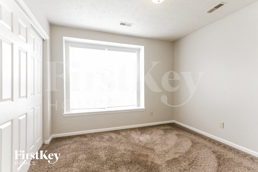 Building Photo - 2215 Rolling Oak Dr