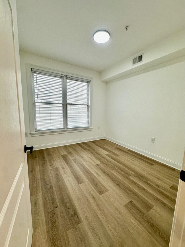 Building Photo - 5 Monitor St