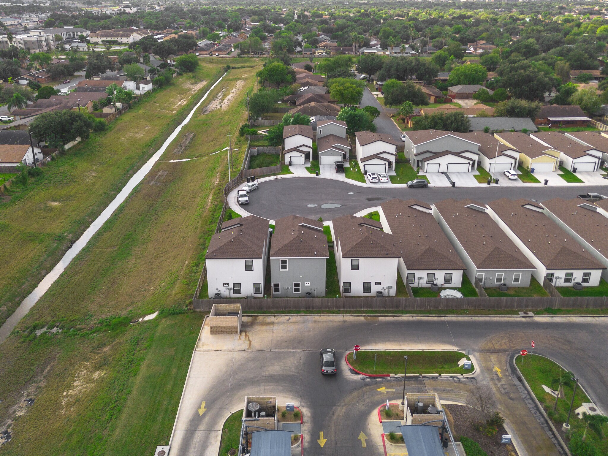 Building Photo - 2604 Kerria Ave