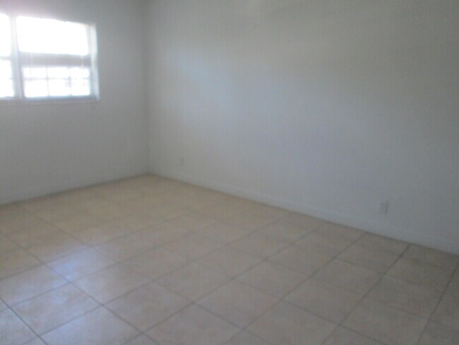 Building Photo - 405 N Cypress Dr
