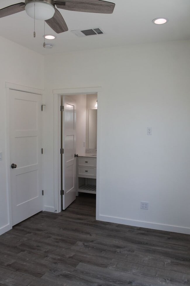 Building Photo - New and clean rear unit in duplex