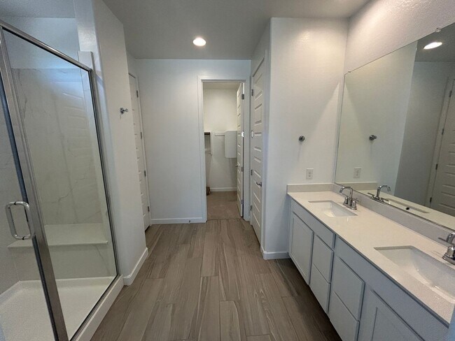 Building Photo - 5974 N 192nd Dr