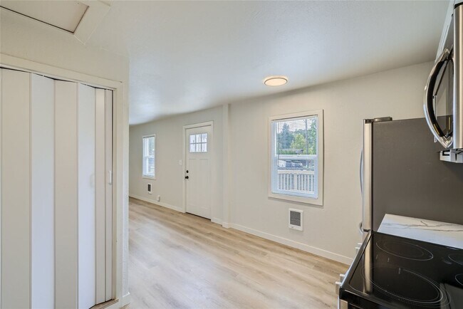 Building Photo - New Price!! Newly Remodeled 2BR/1BA House ...