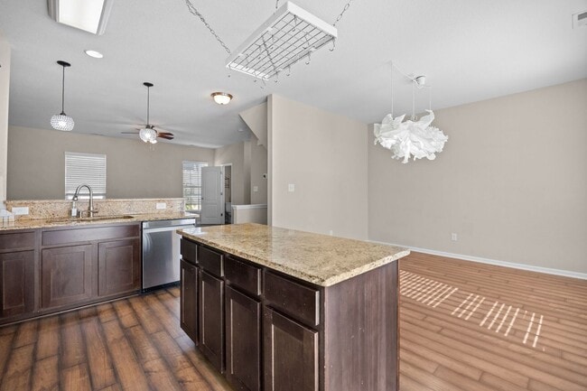 Building Photo - Beautiful Townhome for Rent in Virginia Beach With Free Internet!