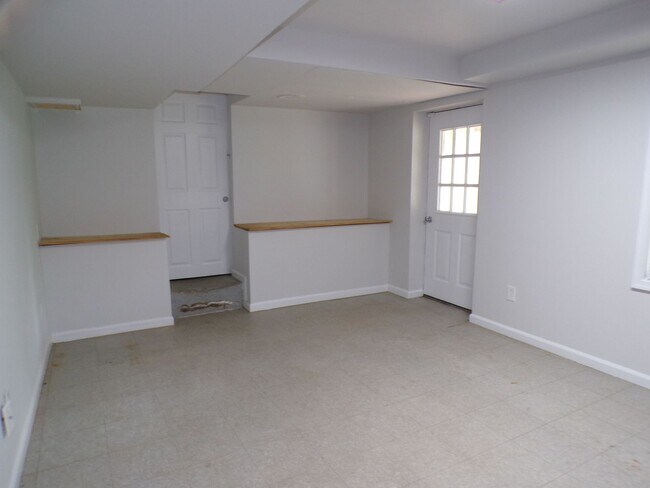 Building Photo - 3 BDRM, 2 BA Rambler w/ Basement - Great l...
