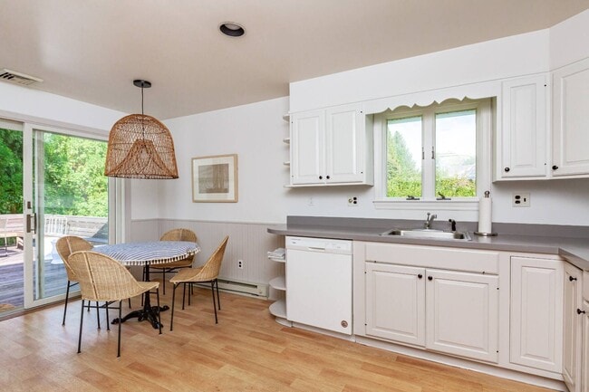 Building Photo - 15 Maidstone Ave