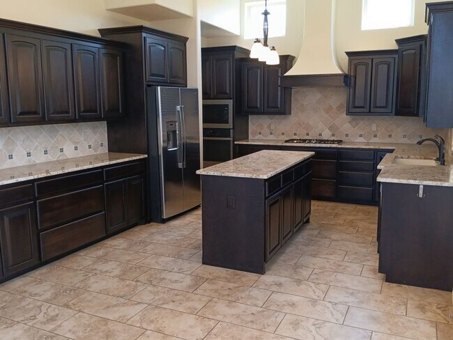 Building Photo - Stunning 4 bedroom, 3.5 bathroom home! Sho...