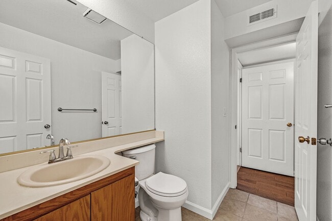 Building Photo - Beautiful Townhome in the Heart of Pleasanton