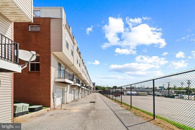 Building Photo - 4617 Dillon St