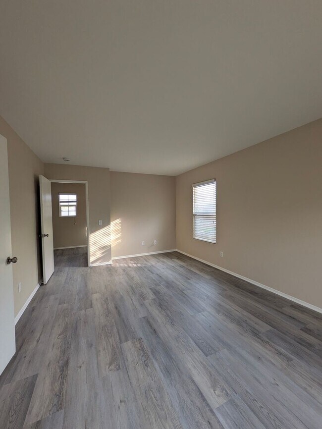 Building Photo - Beautiful 3 bedroom home
