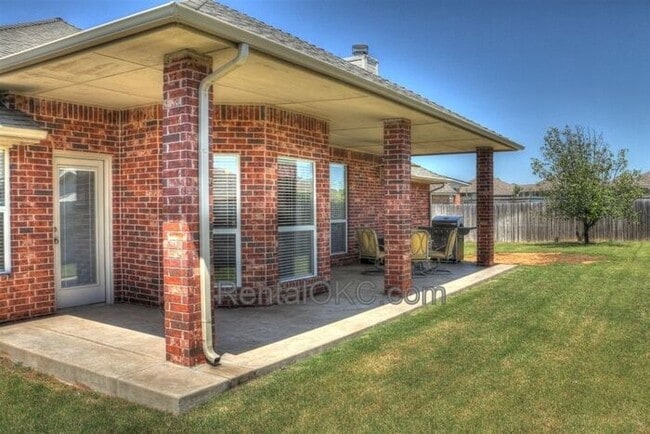 Building Photo - Moore 3/2 bed plus office and a storm shelter! Great schools, great access!