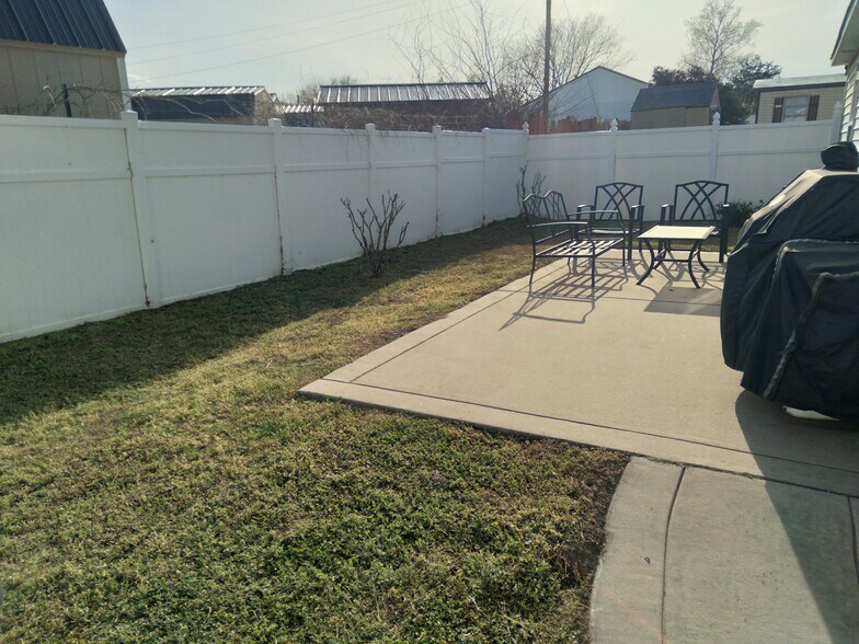 Rear Patio/Yard - 109 Smith St