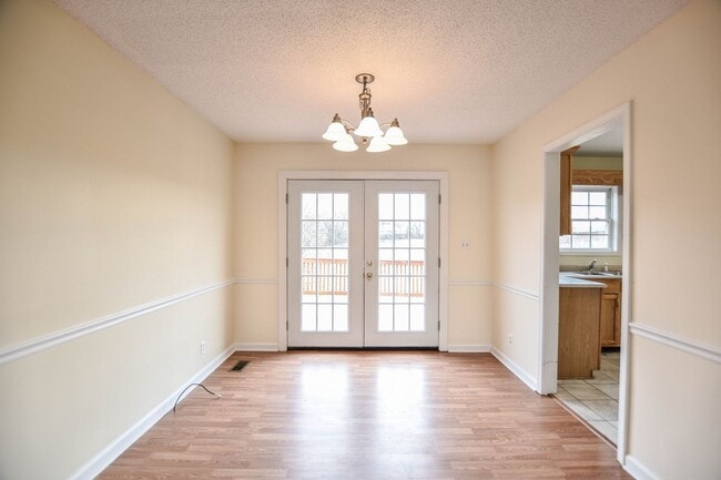Building Photo - Pet Friendly Three Bedroom!