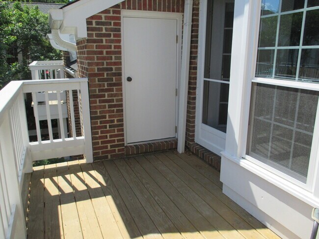 Building Photo - Tucked Away Condo with Balcony near Shirlington