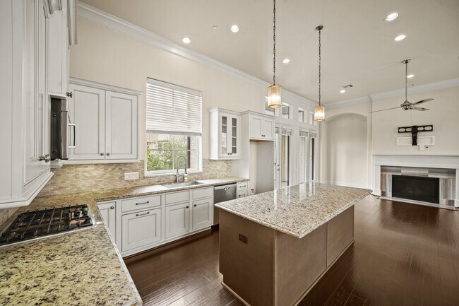 Building Photo - 2003 Covent Garden Station