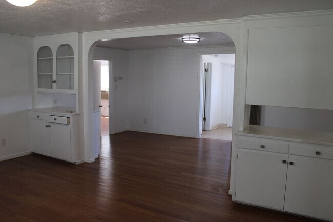 Building Photo - Three Bedroom, One Bathroom Single Family Home in Isleton.