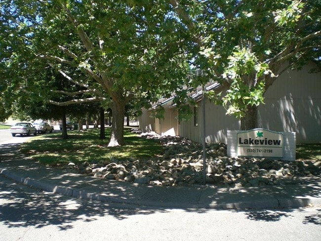 Primary Photo - Lakeview Apartments