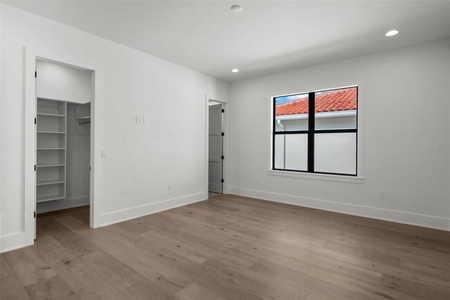 Building Photo - 5024 W Dickens Ave