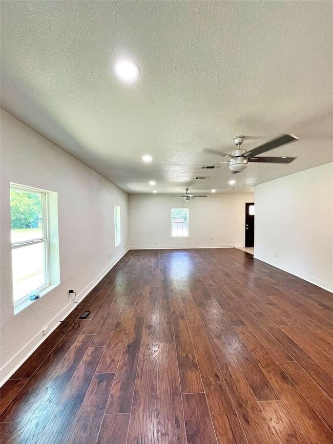 Building Photo - Remodeled 2 Bedroom, 2 Bath Home Reay for New Tenants- Lots of Storage- Near Historic Riverside- ...
