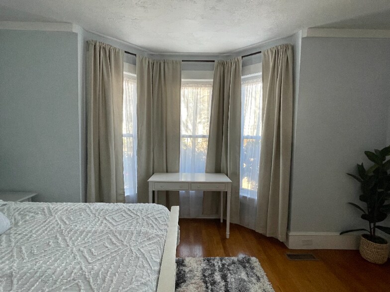 Building Photo - 2 Hough St