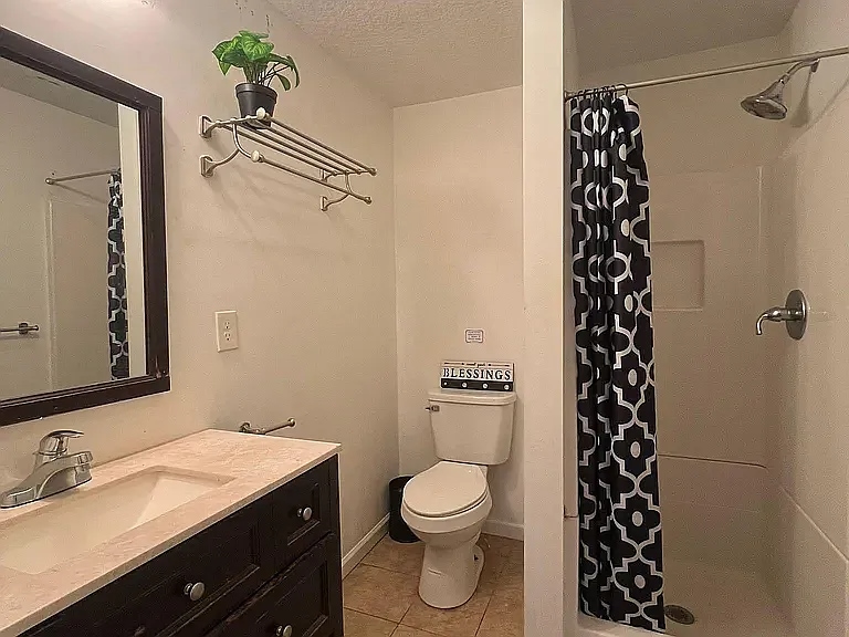 Building Photo - 702 Mitchell Dr