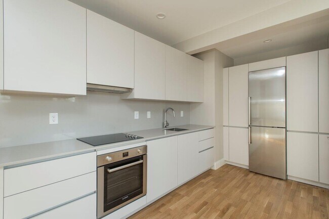 Building Photo - 148 Strathmore Rd