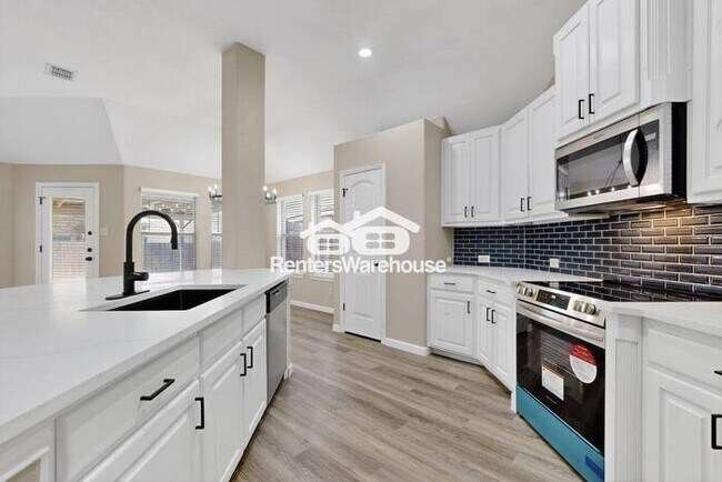 Building Photo - Great Location and Fully Refreshed Move In...