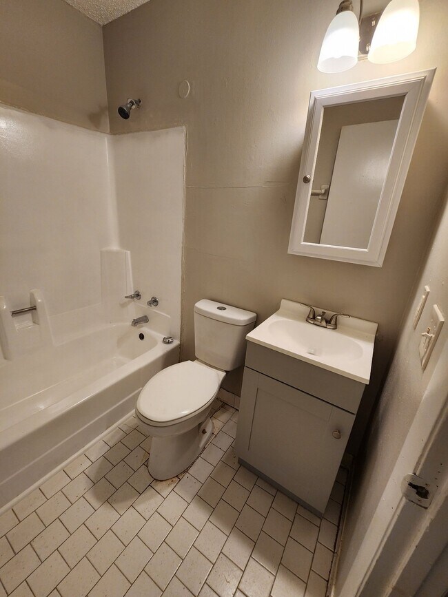 Building Photo - Location, Location, Location!! Remodeled 2BR/1BA duplex unit in East Nashville