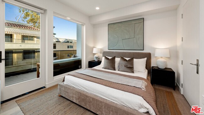 Building Photo - 505 S Barrington Ave