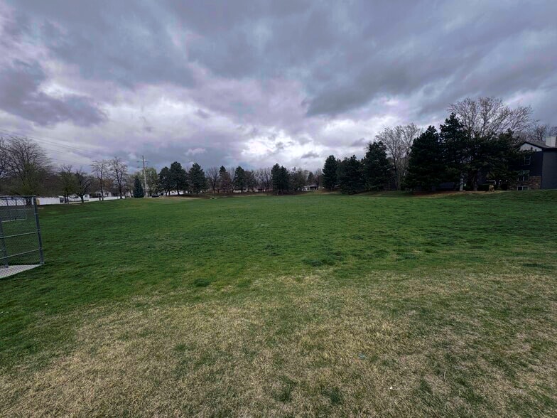 Building Photo - 8004 S Old Barn Dr