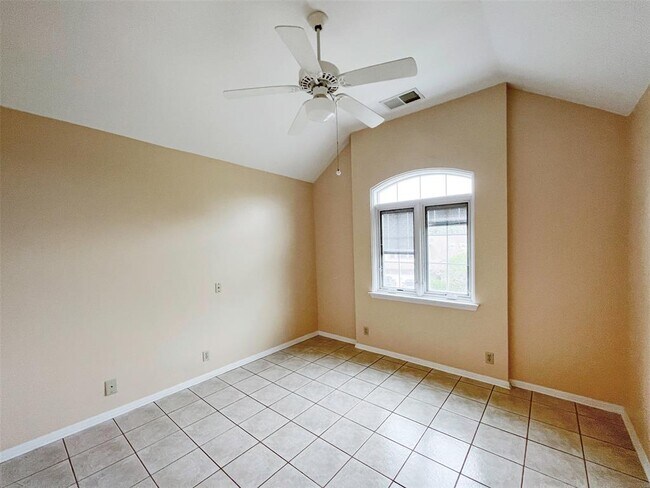 Building Photo - 12010 Shady Springs Rd