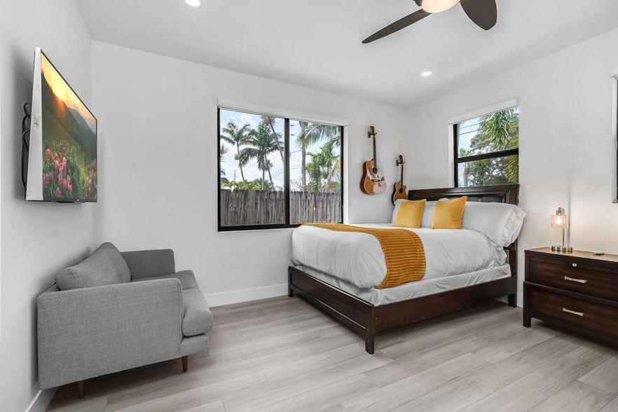 Building Photo - 828 SW 14th Ct