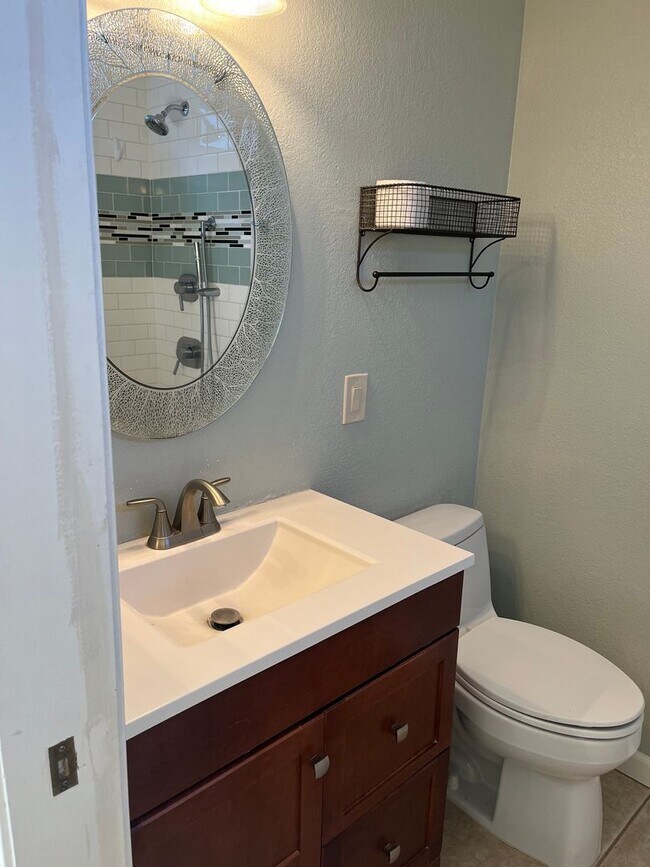 Building Photo - Modern, updated 3B/2B with fenced yard and sun room in Cottonwood