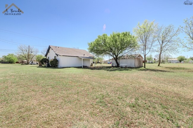 Building Photo - 415 N Oak St