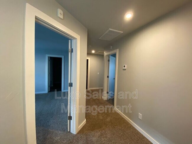 Building Photo - 17604 Sunny Hollow Rd