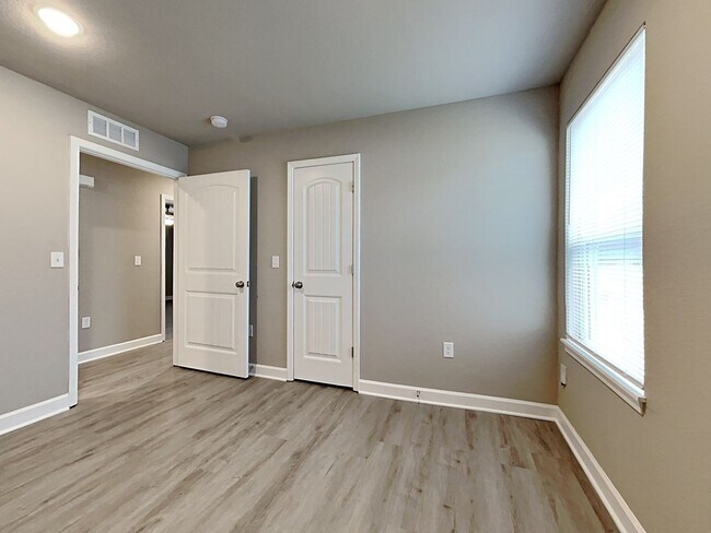Building Photo - Coming Soon! 3 BR/2BA | Newly Renovated Single Family Home | 1-Car Garage Parking | In Blue Springs!