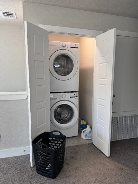 Building Photo - 210 Rainbow Dr