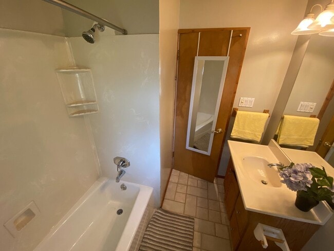 Building Photo - Advent - Stunning Three Bedroom House W/ T...