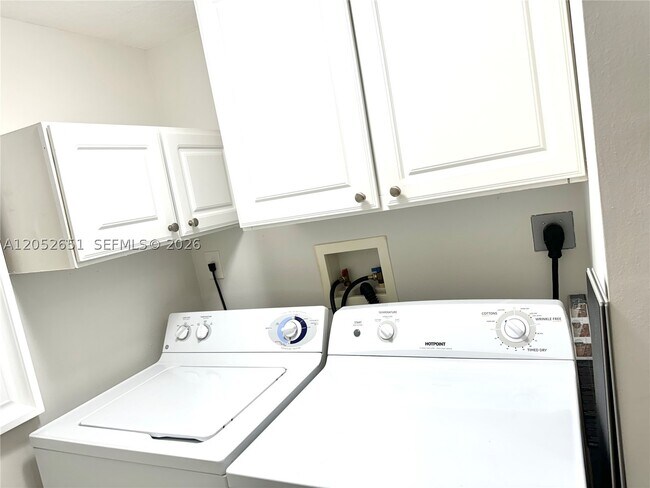 Building Photo - 1020 Villa Cir