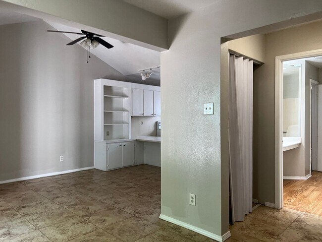 Building Photo - CUTE CUTE CUTE Single story townhome..