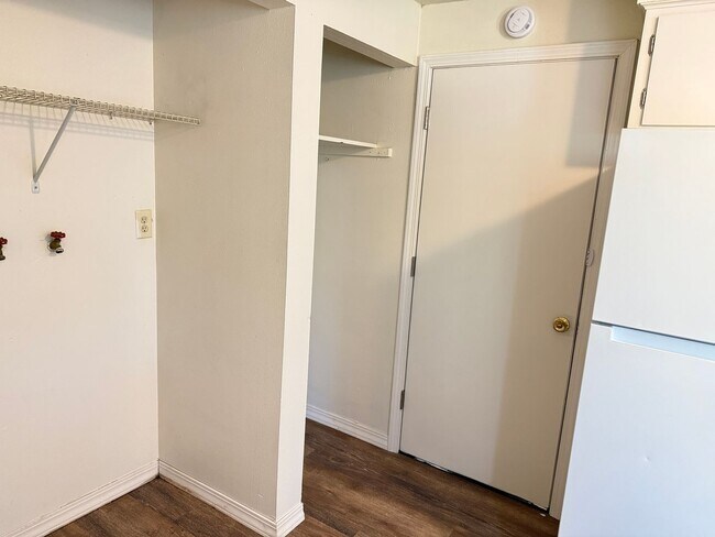 Building Photo - Updated single level 2 bed/1 bath duplex in Springfield!