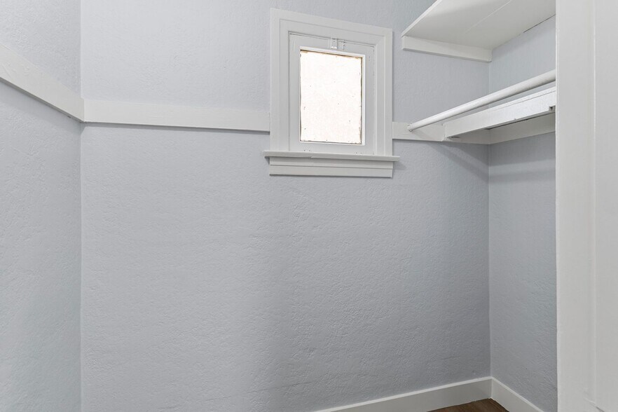 Building Photo - 1109 Loma Ave