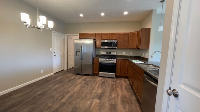 Building Photo - 3 Bedroom 2 Bath