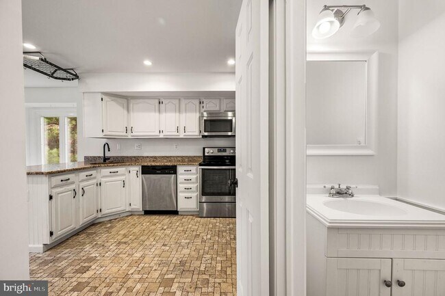 Building Photo - 302 Pinebrooke Cir