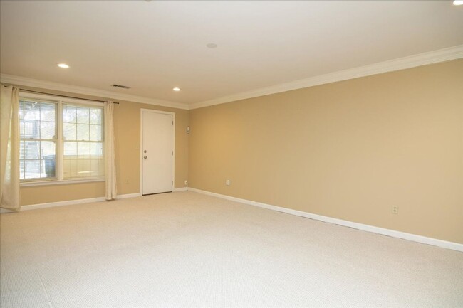Building Photo - Spacious 4/3.5 in Highly Sought-After Buck...