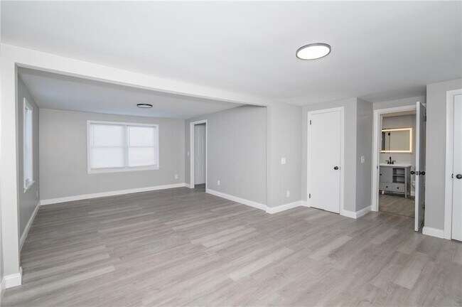 Building Photo - 670 Putnam Pike
