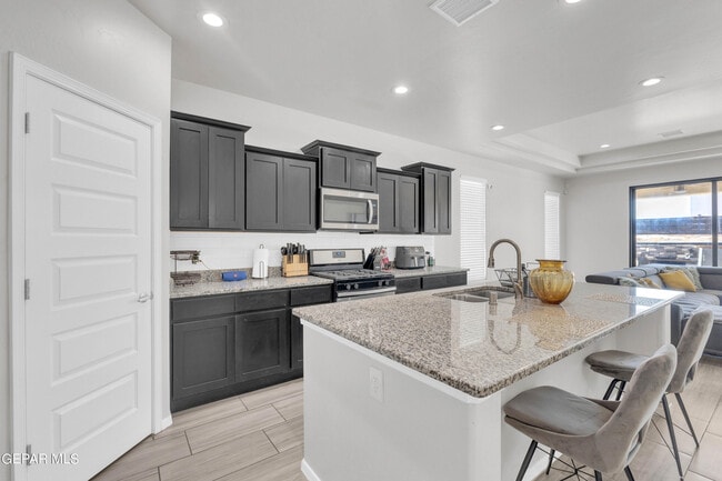 Building Photo - 1044 Gaitan St