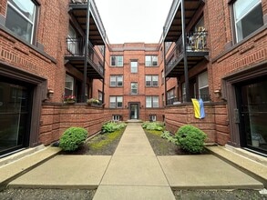 Building Photo - Beautiful 1 Bed / 1 Bath Apartment Available July 1st in Rogers Park!