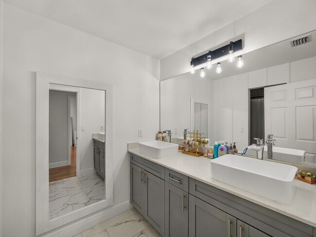 Building Photo - 6017 Newport Village Way