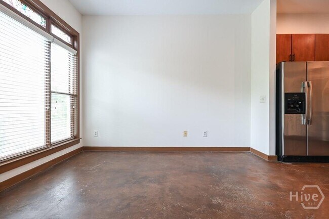 Building Photo - 250 Martha Dr